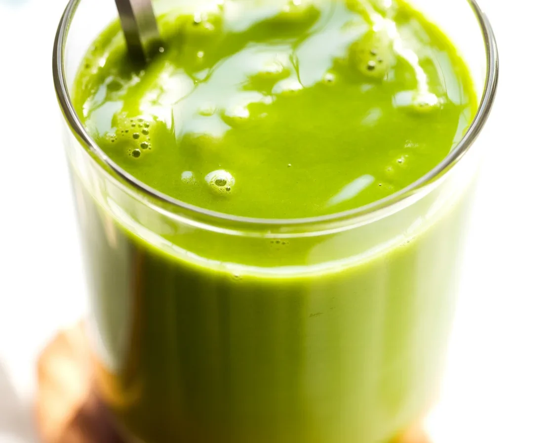 Spicy Green Smoothie Recipe with ginger and fresh greens in a glass